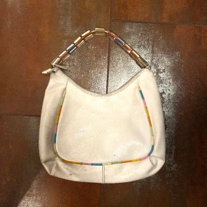 Väska med unika detaljer - Väska med unika detaljer. Sväljer mycket. Älskad o använd därav priset!