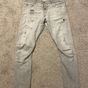 Dsquared2 jeans (white) - D2 byxor storlek 48 gråa Köpte dem av min vän storlek 50 men känns som 48 Sitter nu lite för tajt pga gymmande💪