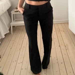 Lågmidjade Bootcut kostymbyxor  - Superfina Lågmidjade Bootcut kostymbyxor från märket MSCH Copenhagen