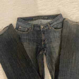 Lågmidjade ur snygga jeans från märket Boomerang som tyvärr inte kommer till så mycket användning💕💕köparen står för frakten