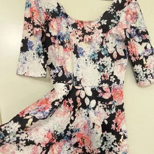 Topp Gina Tricot - Söt flickig topp med volang 💕 Utmärkt bomull och stretchig.