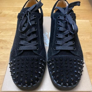 SVARTA LOUBOUTIN’S - hej, säljer dessa svarta loubs då jag inte har använt de så mycket, köpte de när jag var i norge för ett tag sedan men de är fortfarande i väldigt bra skick 8/10 har box kvitto dustbag osv. Har man funderingar så är det bara att höra av sig😁