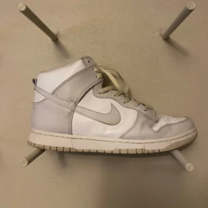 Nike dunk  - Snygga Nike dunks som är sparsamt använda, jag har original skosnörena om det önskas 