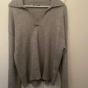 Säljer min gråa v ringade stickade tröja från Gina tricot! Super skön!🥰