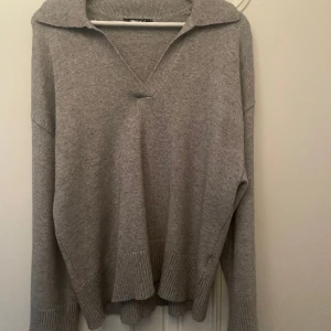 Stickad tröja Gina  - Säljer min gråa v ringade stickade tröja från Gina tricot! Super skön!🥰