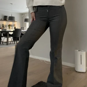 Randiga kostymbyxor  - säljer mina superfina randiga kostymbyxor då dem är för små för mig tyvärr