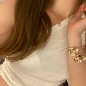 One shoulder topp - Så söt one shoulder topp från Alvii, glitter i materialet. Aldrig använd. Perfekt till fest💖