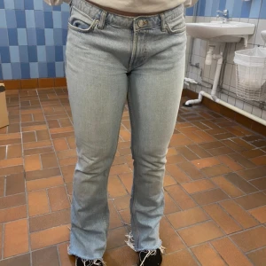 Zara jeans Lågmidjade  - Modellen är 158💗