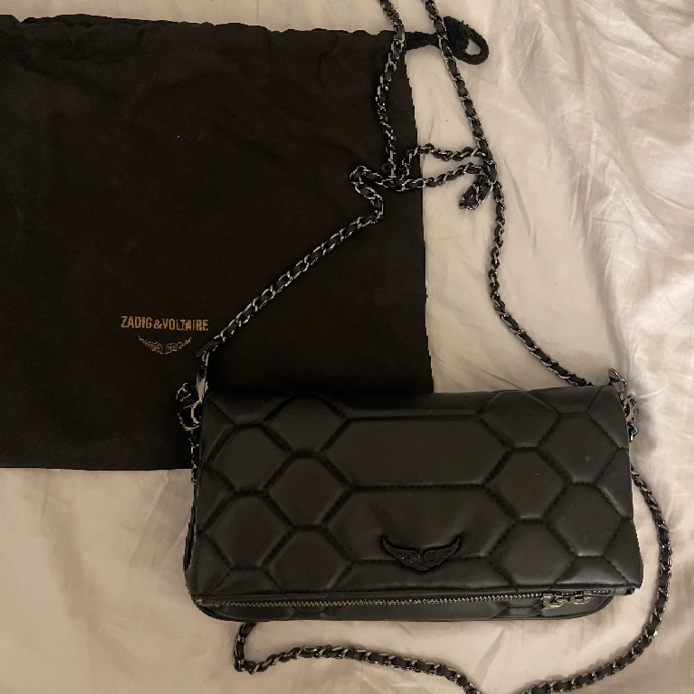 Säljer min super snygga rare Zadig rock väska då den inte kommer till användning längre. Ny skick, inga defekter❣️ dustbag medföljer! ❤️nypris 3785kr❣️ Pris kan diskuteras!! 🥰. Laukut & Käsilaukut.