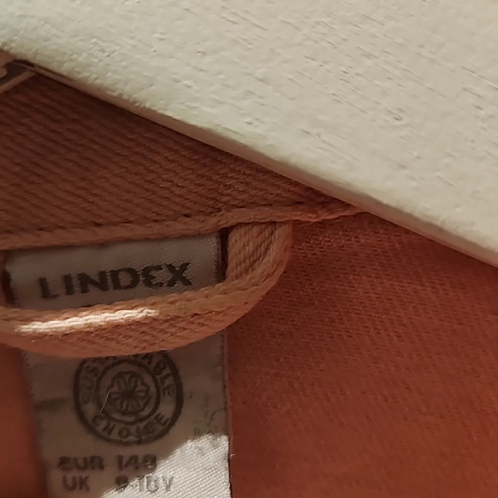 Ljusrosa jeansjacka i kortmodel i stl 140. från Lindex. Är i väldigt bra skick.. Jackor.