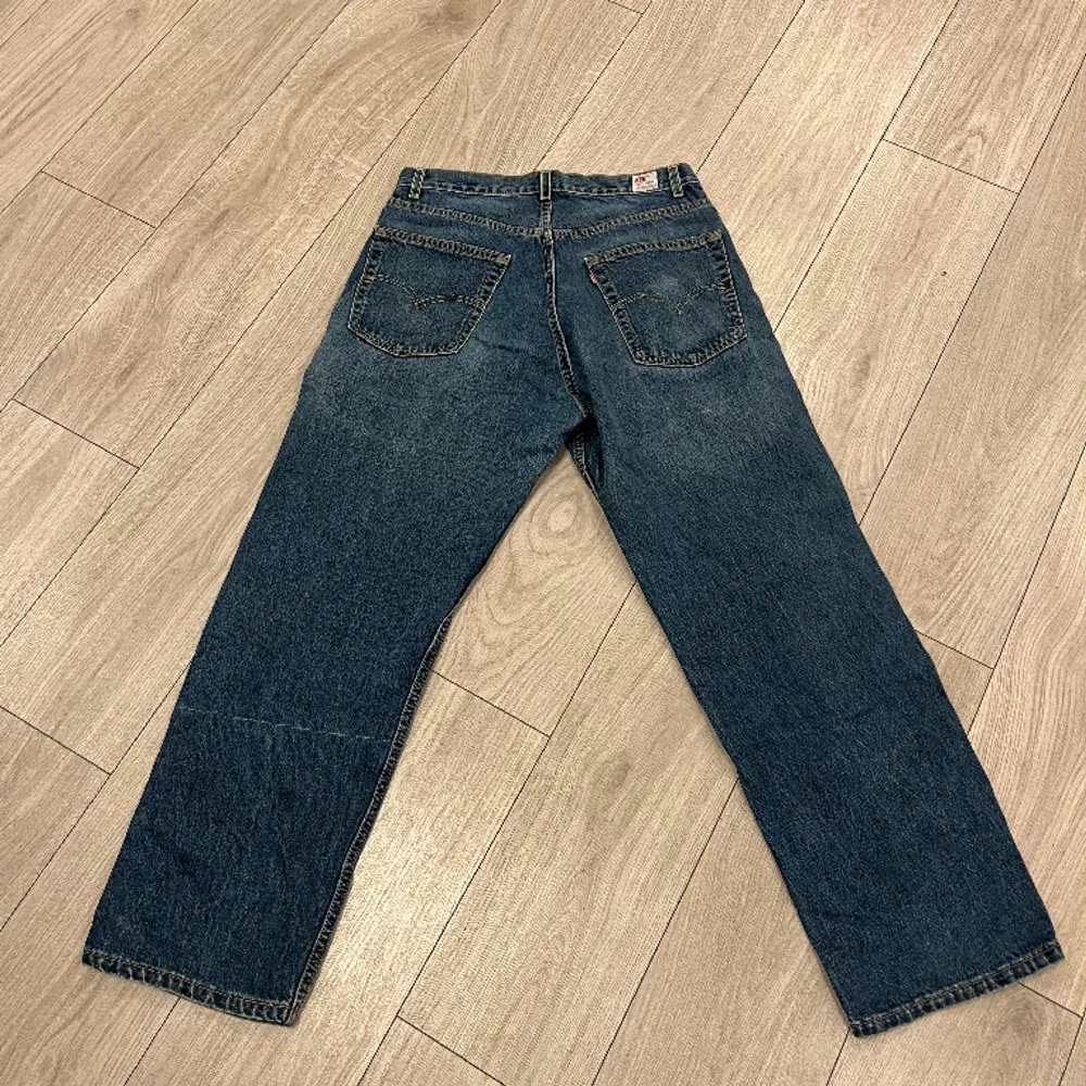 (Nr.7) Vintage Levis jeans!  Skick - 5/10 Defekter - Missfärg, se första bild. Stäck på högra benet bak, se andra bild. Uppriven bakficka vänster, se sista bild. Storlek: 33/30. Jeans & Byxor.