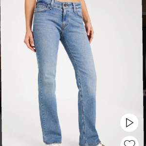Säljer ett par levis jeans i modellen ”superlow boot” som knappast är använda så väldigt bra skick. Säljer eftersom de ej passar storleksmässigt!😇