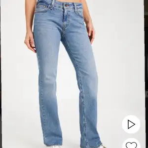 Säljer ett par levis jeans i modellen ”superlow boot” som knappast är använda så väldigt bra skick. Säljer eftersom de ej passar storleksmässigt!😇