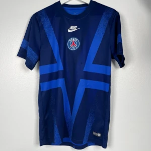 Fotbollströja  - Nike - PSG tränings t-shirt 🔥 Size M Skick 10/10 429kr