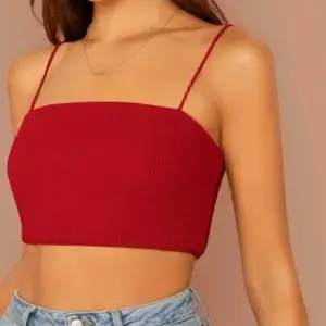 En jätte snygg röd croptop som aldrig är använd! Säljer då den tyvärr var för stor för mig! Den är i strl L men skulle säga att den är mer XL🥰