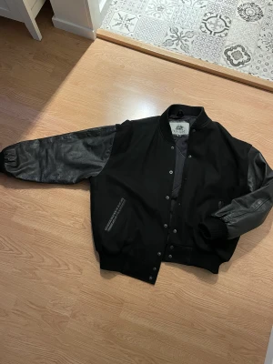 Varsityjacka - Hej! Säljer en college jacka. Väldigt najs och varm. Finns i Stockholm! 