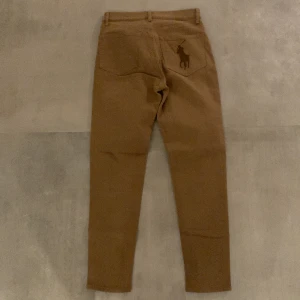 Ralph Lauren Polo high rise 28 - Polo Ralph Lauren high rise skinny ankle storlek 28, ljusbrun-grå. Knappt använd så dom är i som nya❣️