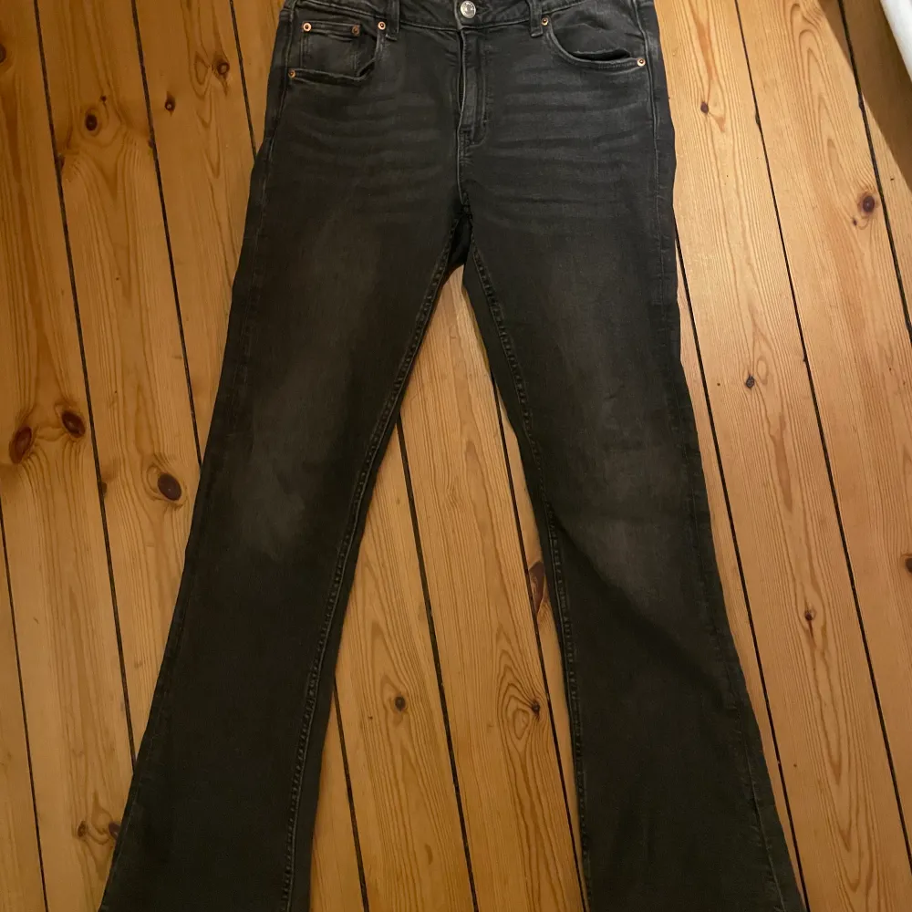 Utsvängda jeans från ginatricot. Storlek 164 och passar mig som brukar ha xs/s. Väldigt bra skick. Skulle säga att de är mer mörkgrå än vad som syns på bilden.. Jeans & Byxor.
