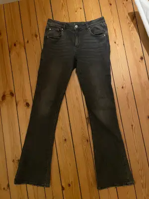 Utsvängda jeans från ginatricot. Storlek 164 och passar mig som brukar ha xs/s. Väldigt bra skick. Skulle säga att de är mer mörkgrå än vad som syns på bilden.