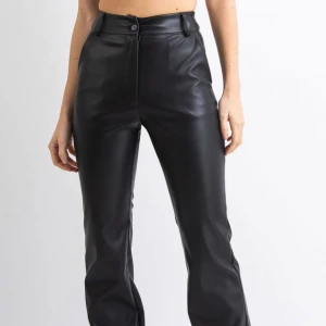 Skinnbyxor - Jätte snygga skinnbyxor som tyvärr inte kommer till användning. Sitter som en smäck och är som nya!  Kan skickas fler bilder vid intresse🩷