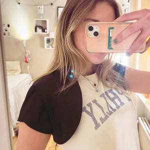 Bolero - Sötaste boleron!!! Passar både till fest och vardag 🥂💕Perfekt sätt att klä upp en tråkig outfit🌟🌟🌟 Det står ingen storlek eller märke.  Skriv för fler bilder 