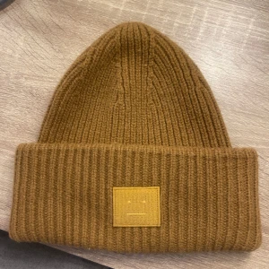 Acne mössa - Säljer min jättefina acne mössa! Väl använd och inte alls sliten, typ som ny