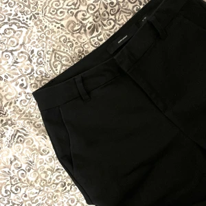 Kostymbyxor - Skitsnygga kostymbyxor från Vero Moda. I sparsamt användt skick och inga defekter. 