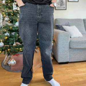 Ett par nu-in jeans  Inköpta från zalando  Relaxed fit  Färg grå  Storlek: 32/34 Bra skick 