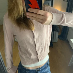 Kofta från H&M - Gammaldags rosa gullig stickad kofta från H&M! Fint skick men lite nopprig på vissa ställen. Storlek S men motsvarar mer en xs skulle jag säga, jag är xs-m.🫶🏻