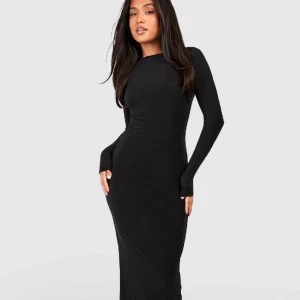 Tihgt klänning - Säljer nu min klänning ifrån bohoo då den inte kommer till användning längre, den är tiggt och figursydd, jättefin passform, skriv privat för fler bilder eller frågor🥰