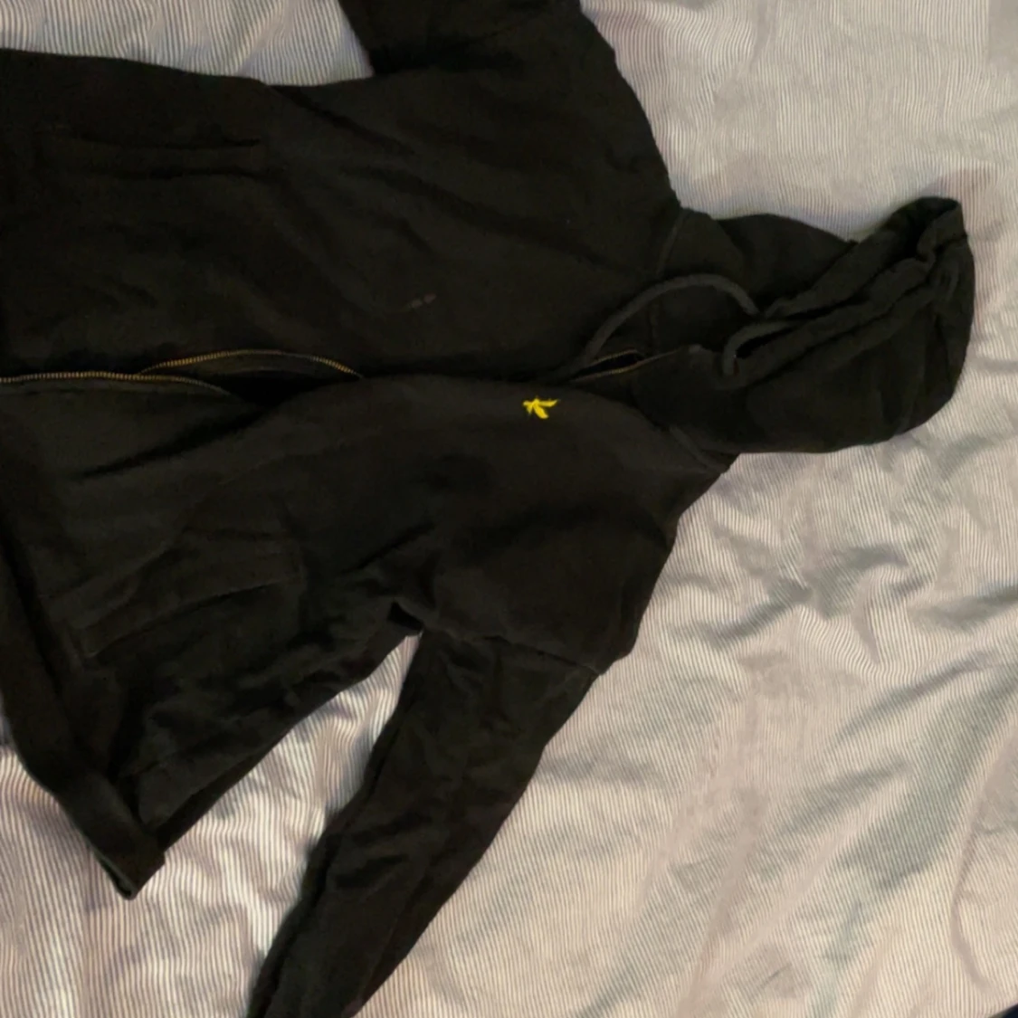 Säljer otroligt snygga tröjor på mitt konto in o kolla  - 90