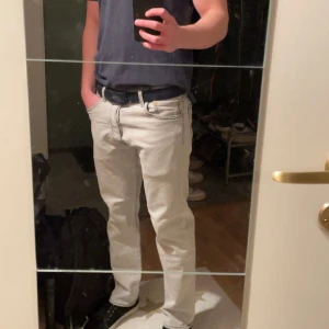 Levis 501 - Helt nya Levis 501 som är använda endast 2 gånger. Nyskick med bra passform. Storlek 31/32, hör av dig för mer frågor!