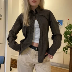Brunrandig skjorta  - Brunrandig skjorta som varit en favvis!!men nu är jag lite trött på den…