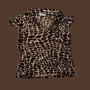 TRÖJA - Djur top med glasigt tyg  Tror toppen är för barn,står ingen storlek men skulle säga SX-S är säkrast. Jag är själv s-m och skulle säga att den sitter bra men lite tight.