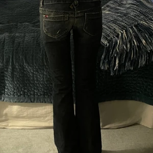 Lågmidjade jeans  - Lågmidjade utsvängda jeans.❤️ Innerbenslängden är 84cm. Midjemåttet rakt över  är 38cm 