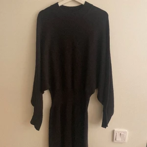 Klänning  - En fin svart klänning! Oversized upptill men tajtare nertill! 