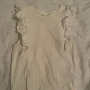 Vit topp - Säljer denna vita topp från Kappahl, då jag inte använder den längre. 