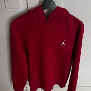 Jordan Hoodie - Skön jordan hoodie. För liten för mig och är därför jag säljer den. Storlek Xs. Ny pris runt 900kr 