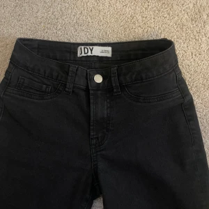 Jeans - Lågmidjade bootcut jeans från JDY som blivit försmå