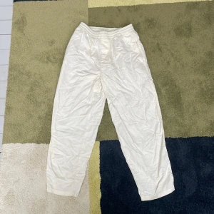 Polar skate surf pants - Polar byxor, använda några gånger och i väldigt bra skick. Har två små fläckar som knappast syns och som antagligen går bort i tvätten. 