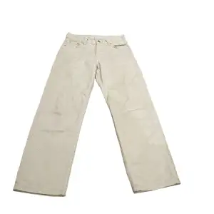 Beiga jeans från sweet sktbs. Samma modell som finns på junkyard och heter ”sweet sktbs jeans - loose”. Jeansen är uppsydda ca 10 cm och passar en som är ca 155-160. Nypris 600 kr. Köparen står för frakt😌