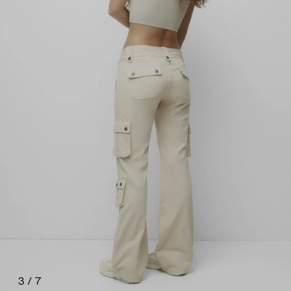 Säljer dessa extrema snygga cargo pants, i regular fit. Endast använda en gång! 🤎. Jeans & Byxor.
