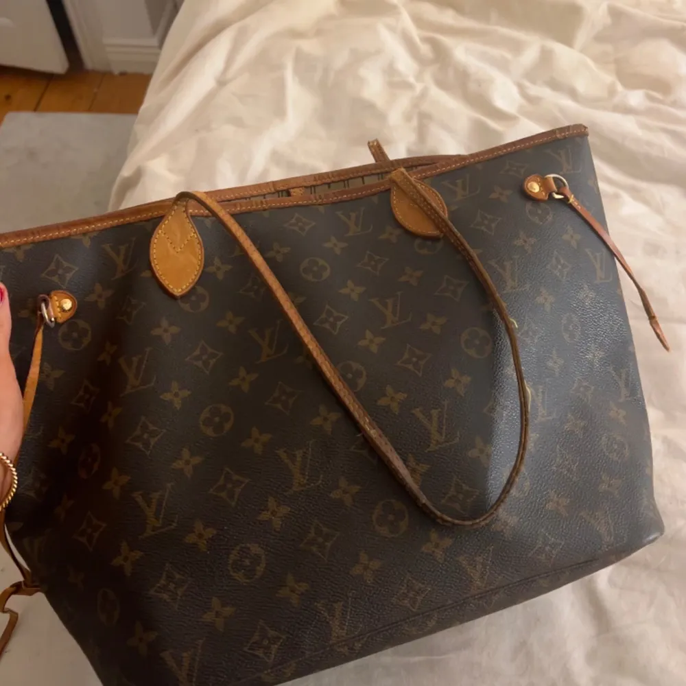 Intressekoll på min Louis Vuitton väska (äkta). Helt okej skick men flitigt använd, skriv vid intresse eller fler bilder😊nypris 17 000. Väskor.