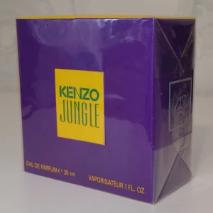 Helt ny vintage Kenzo Jungle Elephant 90-talet - Kenzo Jungle EDP extremt sällsynt äldre formula från 90-talet vintage. Helt ny och inplastad Kenzo Jungle Elephant EDP﻿ 30ml från 90-talet. Väldigt svårt att få tag i nuförtiden. Förvarats på rätt sätt såklart.