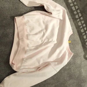 Ralph lauren tröja - Säljer min jätte fina Ralph lauren hoodie för den har blivit för liten. I jätte bra skick och nästan aldrig använd. (Igga min nagel i sista bilden)