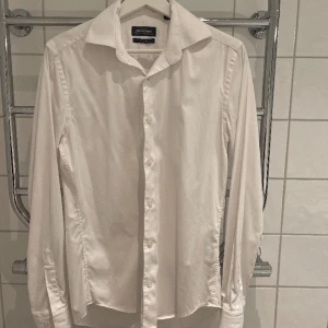 Dressman skjorta - Vit dressman kostymskjorta Nyskick, storlek small  Pris:150kr