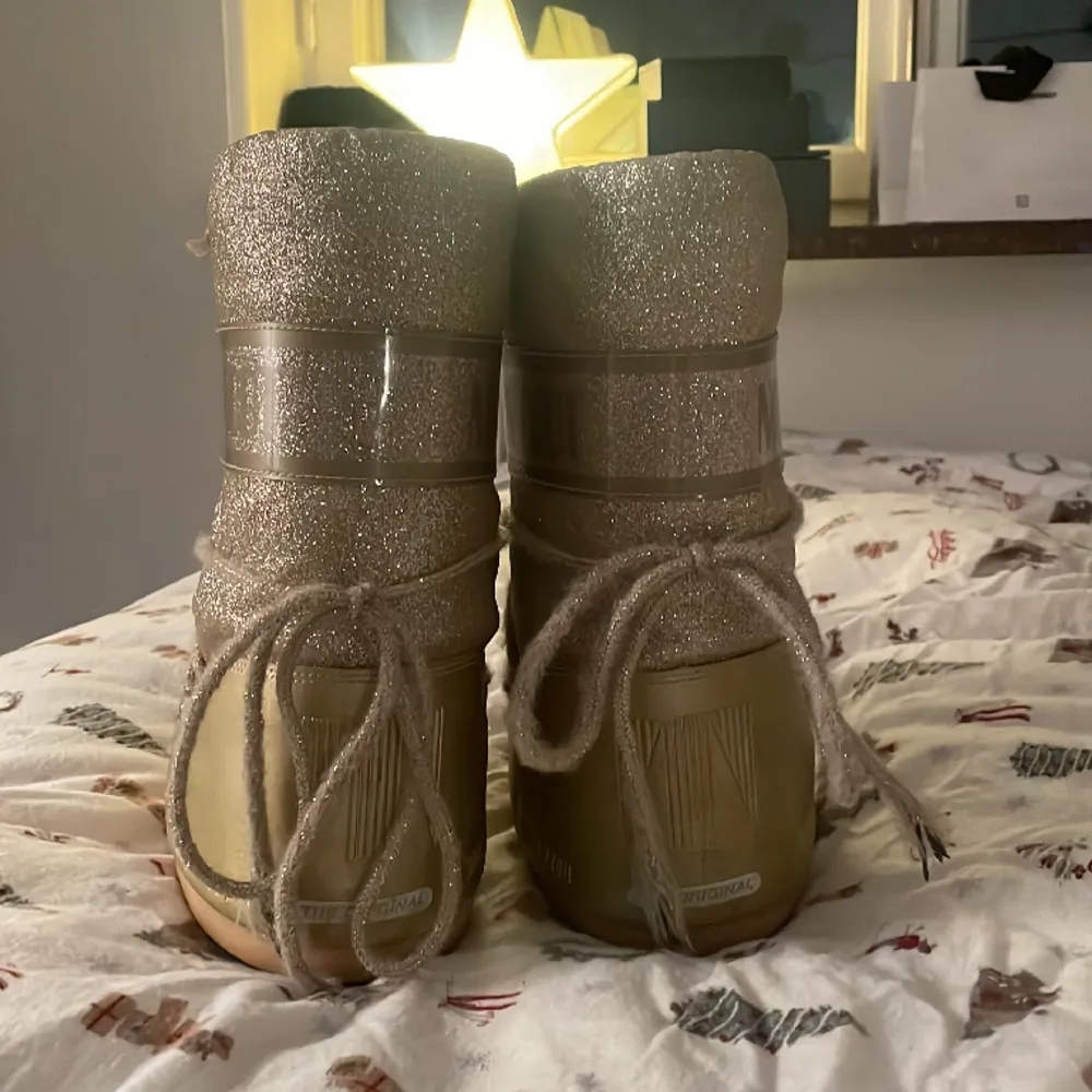 Jag säljer mina guldiga moon boots pågrund av att dom inte används. Dom är lite smått slitna i snörena. Det är storlek 31-34 men passar även mig som har storlek 37-38. Obs klicka ej på köp nu! Köparen står för frakten🥰pris går att diskutera! . Skor.