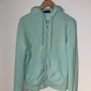 Polo Ralph lauren - Riktigt snygg tröja från märket Polo Ralph lauren nypris på denna goding är 1899 men hos oss 300kr 