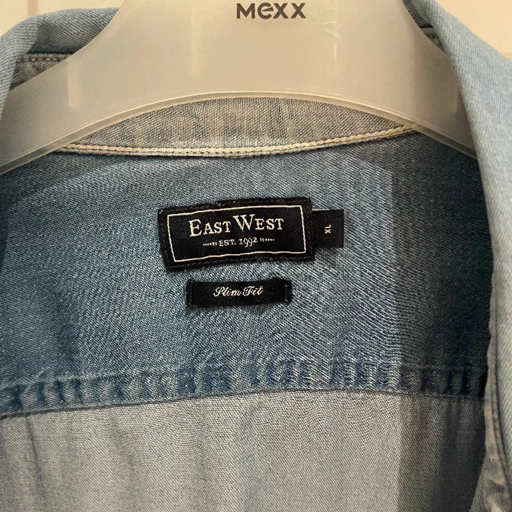 East West jeansskjorta i nyskick. Storlek XL PRIS 100kr. Skjortor.