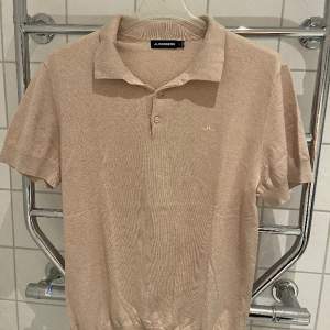 J.Lindeberg piké i nyskick Beige, Medium Pris: 350 (nypris 1400)